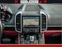 Porsche Cayenne 4.8 TURBO 519 PK | GARANTIE TOT 06-07-2027 | ONDERHOUDSHISTORIE AANWEZIG | LUCHTVERING | SCHERMEN ACHTER | 21 INCH PORSCHE WIELEN | BOM VOL | Porsche Exclusive Mahagoni metallic met Crimson Red leder.