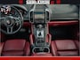 Porsche Cayenne 4.8 TURBO 519 PK | GARANTIE TOT 06-07-2027 | ONDERHOUDSHISTORIE AANWEZIG | LUCHTVERING | SCHERMEN ACHTER | 21 INCH PORSCHE WIELEN | BOM VOL | Porsche Exclusive Mahagoni metallic met Crimson Red leder.
