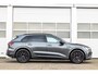 Audi Q8 e-tron 50 quattro 340pk S Edition 95 kWh | Trekhaak | Panoramadak | 21 inch velgen