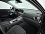 Hyundai Kona Electric EV COMFORT SMART 64 kWh | NAVI | WARMTEPOMP | 3 FASEN | STOEL & STUURVERWARMING | CLIMA | CRUISE | CAMERA | NAVI via APPLE CARPLAY & ANDROID AUTO |