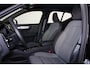 Volvo XC40 B4 Plus Dark - IntelliSafe Assist & Surround - Harman/Kardon audio - Parkeercamera achter - Verwarmde voorstoelen & stuur - Parkeersensoren voor & achter - Draadloze tel. lader - Elektr. inklapbare trekhaak - 19' LMV