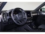 Volvo XC40 B4 Plus Dark - IntelliSafe Assist & Surround - Harman/Kardon audio - Parkeercamera achter - Verwarmde voorstoelen & stuur - Parkeersensoren voor & achter - Draadloze tel. lader - Elektr. inklapbare trekhaak - 19' LMV