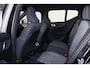 Volvo XC40 B4 Plus Dark - IntelliSafe Assist & Surround - Harman/Kardon audio - Parkeercamera achter - Verwarmde voorstoelen & stuur - Parkeersensoren voor & achter - Draadloze tel. lader - Elektr. inklapbare trekhaak - 19' LMV