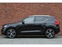Volvo XC40 B4 Inscription | Trekhaak | Parkeercamera | Bumperdelen Gespoten in Onyx Black | Verwarmbare Voorstoelen & Stuurwiel | Apple Carplay/ Android Auto | Navigatie | Harman Kardon | All-Season banden