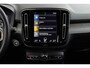Volvo XC40 B4 Inscription | Trekhaak | Parkeercamera | Bumperdelen Gespoten in Onyx Black | Verwarmbare Voorstoelen & Stuurwiel | Apple Carplay/ Android Auto | Navigatie | Harman Kardon | All-Season banden