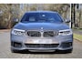 BMW 5-Serie M550i xDrive High Executive Vol | HUD | Schuifdak | B&W | Soft Close | Massage | Driv ass plus | Standkachel | 360 | DAB | Stoelventilatie | Elektr. trekhaak | Ambient Air | Stuurwielverwarming | Etc.