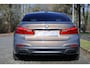 BMW 5-Serie M550i xDrive High Executive Vol | HUD | Schuifdak | B&W | Soft Close | Massage | Driv ass plus | Standkachel | 360 | DAB | Stoelventilatie | Elektr. trekhaak | Ambient Air | Stuurwielverwarming | Etc.