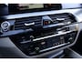 BMW 5-Serie M550i xDrive High Executive Vol | HUD | Schuifdak | B&W | Soft Close | Massage | Driv ass plus | Standkachel | 360 | DAB | Stoelventilatie | Elektr. trekhaak | Ambient Air | Stuurwielverwarming | Etc.