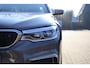 BMW 5-Serie M550i xDrive High Executive Vol | HUD | Schuifdak | B&W | Soft Close | Massage | Driv ass plus | Standkachel | 360 | DAB | Stoelventilatie | Elektr. trekhaak | Ambient Air | Stuurwielverwarming | Etc.