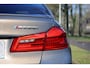 BMW 5-Serie M550i xDrive High Executive Vol | HUD | Schuifdak | B&W | Soft Close | Massage | Driv ass plus | Standkachel | 360 | DAB | Stoelventilatie | Elektr. trekhaak | Ambient Air | Stuurwielverwarming | Etc.