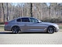 BMW 5-Serie M550i xDrive High Executive Vol | HUD | Schuifdak | B&W | Soft Close | Massage | Driv ass plus | Standkachel | 360 | DAB | Stoelventilatie | Elektr. trekhaak | Ambient Air | Stuurwielverwarming | Etc.