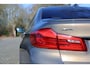 BMW 5-Serie M550i xDrive High Executive Vol | HUD | Schuifdak | B&W | Soft Close | Massage | Driv ass plus | Standkachel | 360 | DAB | Stoelventilatie | Elektr. trekhaak | Ambient Air | Stuurwielverwarming | Etc.