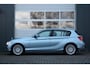 BMW 1-Serie 116i EDE Business Sport Clima/Cruise/Bi-Xenon/Leder/PDC/Navi/Bluetooth/RadioCD.AUX.USB/17"LM/Trekhaak/Isofix/APK7-2026