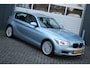 BMW 1-Serie 116i EDE Business Sport Clima/Cruise/Bi-Xenon/Leder/PDC/Navi/Bluetooth/RadioCD.AUX.USB/17"LM/Trekhaak/Isofix/APK7-2026
