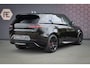 Land Rover Range Rover Sport P510e First Edition | ADAPTIVE CRUISE | PANORAMADAK | STOELVERWARMING & VERKOELING | MASSAGE | CARBON INTERIEUR | 360 CAMERA | SUEDE HEMEL | TREKHAAK | SCHERMPJES MET NETFLIX | SPIEGELCAMERA |