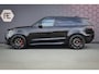 Land Rover Range Rover Sport P510e First Edition | ADAPTIVE CRUISE | PANORAMADAK | STOELVERWARMING & VERKOELING | MASSAGE | CARBON INTERIEUR | 360 CAMERA | SUEDE HEMEL | TREKHAAK | SCHERMPJES MET NETFLIX | SPIEGELCAMERA |
