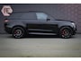 Land Rover Range Rover Sport P510e First Edition | ADAPTIVE CRUISE | STOELVERWARMING & VERKOELING | MASSAGE | CARBON INTERIEUR | 360 CAMERA | SUEDE HEMEL | TREKHAAK | SCHERMPJES MET NETFLIX | SPIEGELCAMERA |