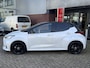 Toyota Yaris 1.5 Hybrid EXECUTIVE BI-TONE STOELVERW 17'' LM-VELGEN HEAD-UP LEER PARK-SENSOREN NAVI APPLE/ANDROID LED CAMERA CLIMA PRIVACY GLASS KEYLESS