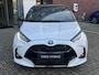 Toyota Yaris 1.5 Hybrid EXECUTIVE BI-TONE STOELVERW 17'' LM-VELGEN HEAD-UP LEER PARK-SENSOREN NAVI APPLE/ANDROID LED CAMERA CLIMA PRIVACY GLASS KEYLESS