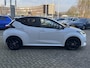 Toyota Yaris 1.5 Hybrid EXECUTIVE BI-TONE STOELVERW 17'' LM-VELGEN HEAD-UP LEER PARK-SENSOREN NAVI APPLE/ANDROID LED CAMERA CLIMA PRIVACY GLASS KEYLESS