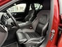 Volvo S60 2.0 T4 R-Design | Nieuwe Distributie riem | 12 mnd BOVAG garantie | Trekhaak | Camera | Stoelverwarming | Parkeersensoren V+A | Extra getint glas | 19" Velgen | Memory | Volvo on Call |