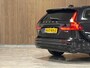 Volvo V60 T6 AWD Recharge Ultra Dark | Trekhaak | Schuifdak | Head-Up Display | Harman Kardon | Adaptieve Cruise Control | Stoelverwarming voor+achter | Stuurwielverwarming | Full LED Meesturende koplampen | Parkeercamera | Pilot Assist | BLIS Dode Hoek Detectie | Elektrische voorstoelen geheugen | Lederen bekleding | Zitting verlenging voorstoelen | Lederen dashboard | 18 Inch | Google Infotainment | Keyless Drive | Parkeersensoren voor+achter | Privacy Glass | Elektrisch bedienbare achterklep | DAB Radio | Apple Carplay/Android Auto | Volvo On Call met mobiele App functie | Onyx Black Metallic |