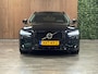 Volvo V60 T6 AWD Recharge Ultra Dark | Trekhaak | Schuifdak | Head-Up Display | Harman Kardon | Adaptieve Cruise Control | Stoelverwarming voor+achter | Stuurwielverwarming | Full LED Meesturende koplampen | Parkeercamera | Pilot Assist | BLIS Dode Hoek Detectie | Elektrische voorstoelen geheugen | Lederen bekleding | Zitting verlenging voorstoelen | Lederen dashboard | 18 Inch | Google Infotainment | Keyless Drive | Parkeersensoren voor+achter | Privacy Glass | Elektrisch bedienbare achterklep | DAB Radio | Apple Carplay/Android Auto | Volvo On Call met mobiele App functie | Onyx Black Metallic |