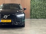 Volvo V60 T6 AWD Recharge Ultra Dark | Trekhaak | Schuifdak | Head-Up Display | Harman Kardon | Adaptieve Cruise Control | Stoelverwarming voor+achter | Stuurwielverwarming | Full LED Meesturende koplampen | Parkeercamera | Pilot Assist | BLIS Dode Hoek Detectie | Elektrische voorstoelen geheugen | Lederen bekleding | Zitting verlenging voorstoelen | Lederen dashboard | 18 Inch | Google Infotainment | Keyless Drive | Parkeersensoren voor+achter | Privacy Glass | Elektrisch bedienbare achterklep | DAB Radio | Apple Carplay/Android Auto | Volvo On Call met mobiele App functie | Onyx Black Metallic |