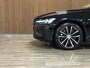Volvo V60 T6 AWD Recharge Ultra Dark | Trekhaak | Schuifdak | Head-Up Display | Harman Kardon | Adaptieve Cruise Control | Stoelverwarming voor+achter | Stuurwielverwarming | Full LED Meesturende koplampen | Parkeercamera | Pilot Assist | BLIS Dode Hoek Detectie | Elektrische voorstoelen geheugen | Lederen bekleding | Zitting verlenging voorstoelen | Lederen dashboard | 18 Inch | Google Infotainment | Keyless Drive | Parkeersensoren voor+achter | Privacy Glass | Elektrisch bedienbare achterklep | DAB Radio | Apple Carplay/Android Auto | Volvo On Call met mobiele App functie | Onyx Black Metallic |