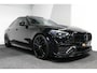 Mercedes-Benz C-klasse 300 e AMG Line / C63S AMG Diffuser / Panamericana Grill / Panoramadak / Digital Light (Laser) / Ambienteverlichting / Rondomzichtcamera / Apple Carplay - Android Auto / Stoelverwarming / Lederen bekleding / Stuurwiel verwarming / Dodehoek detectie / 20'' LMV