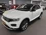 Volkswagen T-Roc 1.5 TSI Sport Business R met Panoramadak, Navigatie, Parkeersensoren voor en achter, Stoelverwarming, LM-velgen