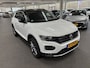 Volkswagen T-Roc 1.5 TSI Sport Business R met Panoramadak, Navigatie, Parkeersensoren voor en achter, Stoelverwarming, LM-velgen
