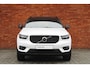 Volvo XC40 T5 Recharge R-Design | Trekhaak | Parkeercamera | Cruise Control | Navigatie | Verwarmbare Voorstoelen | Apple Carplay | 20'' Lichtmetalen Velgen | Keyless Entry