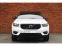 Volvo XC40 T5 Recharge R-Design | Trekhaak | Parkeercamera | Cruise Control | Navigatie | Verwarmbare Voorstoelen | Apple Carplay | 20'' Lichtmetalen Velgen | Keyless Entry