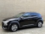 Hyundai Kona Electric EV Premium 64 kWh | 3 fase | Leder | Adaptieve cruise | Lane Assist | Camera | Navigatie | Apple CarPlay / Android Auto | Head up | Stoelverwarming&koeling | Stuurverwarming | LED | DAB | Keyless | Volledig onderhouden | 96% SOH