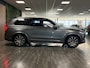 Volvo XC90 T8 AWD Recharge Inscription | Vol! | Bowers & Wilkins | Luchtvering | Stoelventilatie | Trekhaak | 360° Camera | Polestar Engineered | Head-Up Display | Stoelmassage  | Adaptieve Cruise Control | Standkachel met Volvo On Call App | Stoelverwarming voor+achter | Stuurwielverwarming | Schuifdak | Full LED Meesturende koplampen | Pilot Assist | BLIS Dode Hoek Detectie | Elektrische voorstoelen geheugen | Nappa Lederen bekleding | Zitting verlenging voorstoelen | Lederen Dashboard | 4-Spaaks sportstuurwiel | Gelamineerde/geluidwerende zijramen | Keyless Drive | Parkeersensoren voor+achter | Privacy Glass | Black Ash Wood inleg | Elektrisch bedienbare achterklep | Geïntegreerde zongordijnen achterportieren | Verlichte instaplijsten | 7-Persoons | 4-Zone Climate Control | DAB Radio | Apple Carplay/Android Auto | Osmium Grey Metallic met Maroon Brown Nappa Leder |