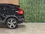 Volvo XC40 B4 R-Design | Vol! | Trekhaak | Schuifdak | 360° Camera | Harman Kardon | Adaptieve Cruise Control | Bestuurdersstoel elektrisch geheugen | Stoel en Stuurwielverwarming | Full LED Meesturende koplampen | Pilot Assist | BLIS Dode Hoek Detectie | Leder/Alcantara R-Design bekleding met wit stiksel en bies | Zitting verlenging vorostoelen | Passagiersstoel elektrisch | 19 Inch | Keyless Drive | Parkeersensoren voor+achter | Privacy Glass | Elektrisch bedienbare achterklep | Climate Control L+R | Breedstralers in voorbumper | DAB Radio | Apple Carplay/Android Auto | Draadloos telefoon opladen | Volvo On Call met mobiele App functie | Onyx Black Metallic |