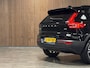 Volvo XC40 B4 R-Design | Vol! | Trekhaak | Schuifdak | 360° Camera | Harman Kardon | Adaptieve Cruise Control | Bestuurdersstoel elektrisch geheugen | Stoel en Stuurwielverwarming | Full LED Meesturende koplampen | Pilot Assist | BLIS Dode Hoek Detectie | Leder/Alcantara R-Design bekleding met wit stiksel en bies | Zitting verlenging vorostoelen | Passagiersstoel elektrisch | 19 Inch | Keyless Drive | Parkeersensoren voor+achter | Privacy Glass | Elektrisch bedienbare achterklep | Climate Control L+R | Breedstralers in voorbumper | DAB Radio | Apple Carplay/Android Auto | Draadloos telefoon opladen | Volvo On Call met mobiele App functie | Onyx Black Metallic |