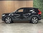 Volvo XC40 B4 R-Design | Vol! | Trekhaak | Schuifdak | 360° Camera | Harman Kardon | Adaptieve Cruise Control | Bestuurdersstoel elektrisch geheugen | Stoel en Stuurwielverwarming | Full LED Meesturende koplampen | Pilot Assist | BLIS Dode Hoek Detectie | Leder/Alcantara R-Design bekleding met wit stiksel en bies | Zitting verlenging vorostoelen | Passagiersstoel elektrisch | 19 Inch | Keyless Drive | Parkeersensoren voor+achter | Privacy Glass | Elektrisch bedienbare achterklep | Climate Control L+R | Breedstralers in voorbumper | DAB Radio | Apple Carplay/Android Auto | Draadloos telefoon opladen | Volvo On Call met mobiele App functie | Onyx Black Metallic |