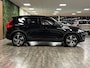 Volvo XC40 B4 R-Design | Vol! | Trekhaak | Schuifdak | 360° Camera | Harman Kardon | Adaptieve Cruise Control | Bestuurdersstoel elektrisch geheugen | Stoel en Stuurwielverwarming | Full LED Meesturende koplampen | Pilot Assist | BLIS Dode Hoek Detectie | Leder/Alcantara R-Design bekleding met wit stiksel en bies | Zitting verlenging vorostoelen | Passagiersstoel elektrisch | 19 Inch | Keyless Drive | Parkeersensoren voor+achter | Privacy Glass | Elektrisch bedienbare achterklep | Climate Control L+R | Breedstralers in voorbumper | DAB Radio | Apple Carplay/Android Auto | Draadloos telefoon opladen | Volvo On Call met mobiele App functie | Onyx Black Metallic |