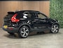Volvo XC40 B4 R-Design | Vol! | Trekhaak | Schuifdak | 360° Camera | Harman Kardon | Adaptieve Cruise Control | Bestuurdersstoel elektrisch geheugen | Stoel en Stuurwielverwarming | Full LED Meesturende koplampen | Pilot Assist | BLIS Dode Hoek Detectie | Leder/Alcantara R-Design bekleding met wit stiksel en bies | Zitting verlenging vorostoelen | Passagiersstoel elektrisch | 19 Inch | Keyless Drive | Parkeersensoren voor+achter | Privacy Glass | Elektrisch bedienbare achterklep | Climate Control L+R | Breedstralers in voorbumper | DAB Radio | Apple Carplay/Android Auto | Draadloos telefoon opladen | Volvo On Call met mobiele App functie | Onyx Black Metallic |