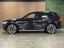 Volvo XC60 B5 R-Design | 360° Camera | Harman Kardon | Stoelverwarming voor+achter | Stuurwielverwarming | Full LED Meesturende koplampen | Standkachel met Volvo On Call App | 22 Inch met spatbordverbreding | BLIS Dode Hoek Detectie | Exterior Styling kit voor en achter | Runningboards zijkant | Elektrische voorstoelen geheugen | Contour Stoelen | Zitting verlenging voorstoelen | Cruise Control | Keyless Drive | Parkeersensoren voor+achter | Privacy Glass | Elektrisch bedienbare achterklep | Automatisch dimmende binnen en buitenspiegels | Breedstralers in voorbumper | DAB Radio | Apple Carplay/Android Auto | Onyx Black Metallic |