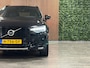 Volvo XC60 B5 R-Design | 360° Camera | Harman Kardon | Stoelverwarming voor+achter | Stuurwielverwarming | Full LED Meesturende koplampen | Standkachel met Volvo On Call App | 22 Inch met spatbordverbreding | BLIS Dode Hoek Detectie | Exterior Styling kit voor en achter | Runningboards zijkant | Elektrische voorstoelen geheugen | Contour Stoelen | Zitting verlenging voorstoelen | Cruise Control | Keyless Drive | Parkeersensoren voor+achter | Privacy Glass | Elektrisch bedienbare achterklep | Automatisch dimmende binnen en buitenspiegels | Breedstralers in voorbumper | DAB Radio | Apple Carplay/Android Auto | Onyx Black Metallic |