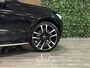 Volvo XC60 B5 R-Design | 360° Camera | Harman Kardon | Stoelverwarming voor+achter | Stuurwielverwarming | Full LED Meesturende koplampen | Standkachel met Volvo On Call App | 22 Inch met spatbordverbreding | BLIS Dode Hoek Detectie | Exterior Styling kit voor en achter | Runningboards zijkant | Elektrische voorstoelen geheugen | Contour Stoelen | Zitting verlenging voorstoelen | Cruise Control | Keyless Drive | Parkeersensoren voor+achter | Privacy Glass | Elektrisch bedienbare achterklep | Automatisch dimmende binnen en buitenspiegels | Breedstralers in voorbumper | DAB Radio | Apple Carplay/Android Auto | Onyx Black Metallic |