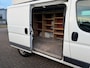 Peugeot Boxer 330 2.2 HDI L1H1 Pro | 3e eigenaar | Airco | 3-zitplaatsen | Zijschuifdeur- rechts | Trekhaak | Achteruitrijcamera | Parrot Carkit | Voorzien van houten kastinrichting | APK tot 17-05-2026 | NAP |