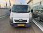 Peugeot Boxer 330 2.2 HDI L1H1 Pro | 3e eigenaar | Airco | 3-zitplaatsen | Zijschuifdeur- rechts | Trekhaak | Achteruitrijcamera | Parrot Carkit | Voorzien van houten kastinrichting | APK tot 17-05-2026 | NAP |
