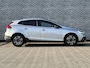 Volvo V40 Cross Country 2.0 T4 Momentum | Automaat | Trekhaak | Actieve LED koplampen | Navigatie | Stoelverwarming voor + achter | Climate control | Achteruitrijcamera | Keyless | Parkeersensoren achter | Standkachel | Getint glas |