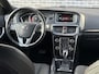 Volvo V40 Cross Country 2.0 T4 Momentum | Automaat | Trekhaak | Actieve LED koplampen | Navigatie | Stoelverwarming voor + achter | Climate control | Achteruitrijcamera | Keyless | Parkeersensoren achter | Standkachel | Getint glas |