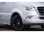Mercedes-Benz Sprinter 319 3.0 CDI V6 L2H1 AUT. LED, MBUX 10'', 3.5T TREKHAAK, LEDER, 360 CAMERA, ADAPT. CRUISE, CLIMA, NAVI, PARKEERSENSOREN, NL AUTO, NAP
