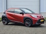 Toyota Aygo X 1.0 Premium Automaat / JBL Audio / Adaptief Cruise Control  / Stoelverwarming / Apple Carplay & Android Auto / Achteruitrijcamera / 18" Lichtmetalen Velgen / Navigatie / Airco /